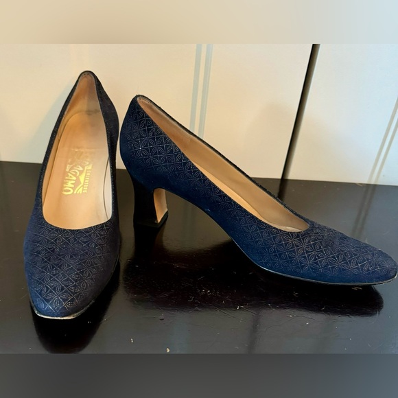 FERRAGAMO Vintage Navy with gold thread heels.  Size 8.5 AAAA - Picture 2 of 9
